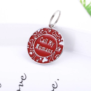 Médaille ronde rouge pour animal avec gravure Call My Humans et motifs pattes