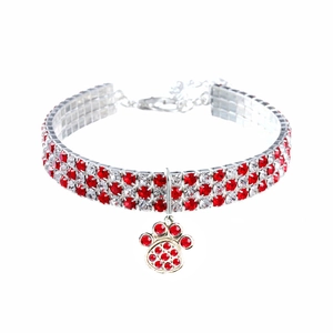 Détail du collier pour animaux avec pendentif patte rouge et chaîne à trois rangs