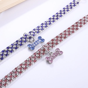 Vue macro détaillée de colliers pour animaux en strass avec pendentifs en forme d'os