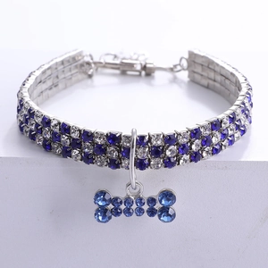 Collier pour chat et chien avec strass bleus et pendentif en forme d'os brillant