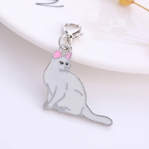 Witte emaille katten hanger met metalen karabijnsluiting voor tassen en sleutels