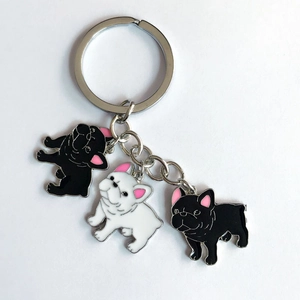 Süße Französische Bulldogge Schlüsselanhänger in Schwarz und Weiß mit Emaille-Finish