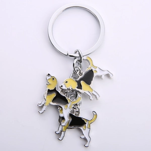 Détail de breloques de chien beagle en émail sur un porte-clés en métal avec trois pendentifs