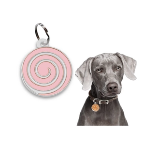 Détail macro d'un médaillon rose en spirale pour chien avec anneau en métal argenté