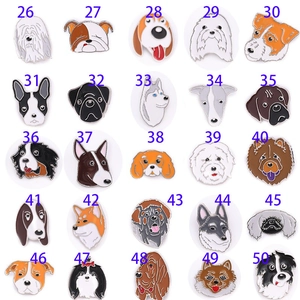 Griglia dettagliata di portachiavi e spille in smalto con vari disegni di razze canine