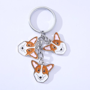 Dettaglio del portachiavi corgi con tre ciondoli in smalto e anello in metallo lucido argento