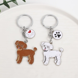 Detail van schattige bruine en witte poedel sleutelhangers met 'I Love Dogs' bedeltje