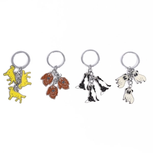 Ensemble de quatre porte-clés pour chiens en émail coloré avec des breloques de races variées