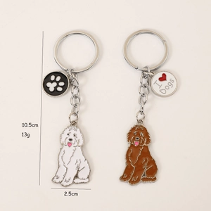 Detail van honden sleutelhangers in bruin en wit met 'I Love Dogs' bedeltje en poot
