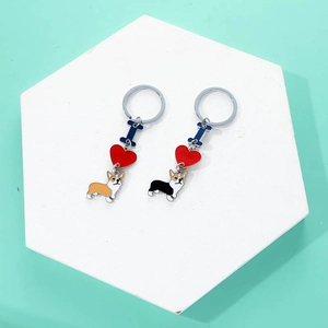 Dettaglio di portachiavi Corgi con lettera I blu e cuore rosso su vassoio di pietra