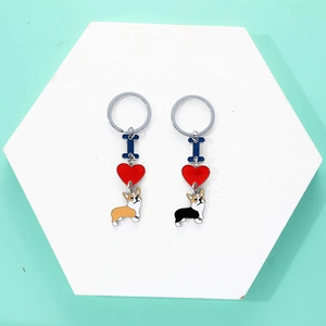 Dettaglio di portachiavi Corgi in metallo con ciondoli smaltati e cuori rossi vivaci