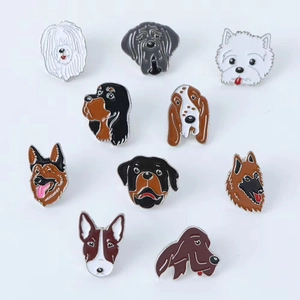 Détail d'un lot de 10 broches en émail coloré avec diverses races de chiens mignons