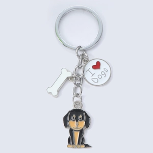 Détail d'un porte-clés en alliage avec chien émaillé, os et pendentif 'I Love Dogs'