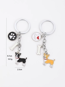 Détails des porte-clés chien en métal montrant les breloques en os et pendentifs émail