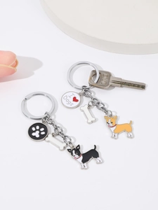Détail des porte-clés en émail avec pendentifs de bouledogue français et de chihuahua