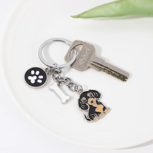 Porte-clés créatif teckel avec breloque chien en émail et os sur un anneau en argent