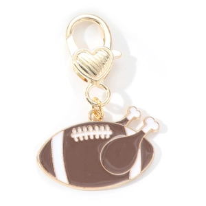 Pendentif en émail avec football et cuisse de dinde et fermoir coeur doré pour sac