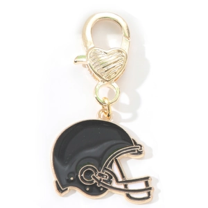 Détail du porte-clés casque de football américain avec fermoir doré et émail noir poli