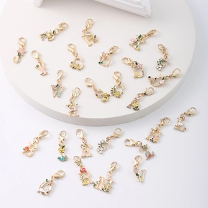 Gouden alfabet hangers met bloemen emaille voor het maken van eigen sieraden