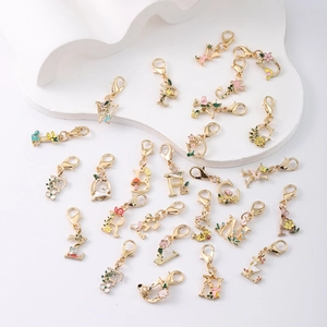 Bloemen-emaille alfabet hangers van goudlegering met karabijnsluiting voor geschenken