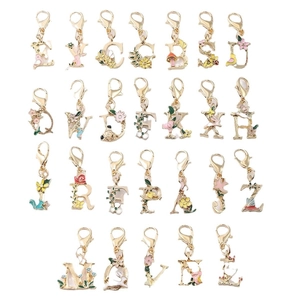 Emaille alfabet hangers met bloemen en gouden karabijnsluiting voor DIY-sieraden