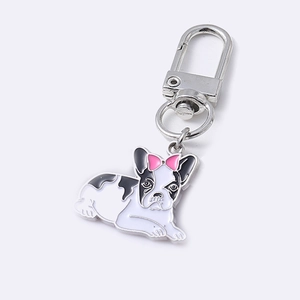 Detail eines Französische Bulldogge Schlüsselanhängers mit Emaille und rosa Schleife