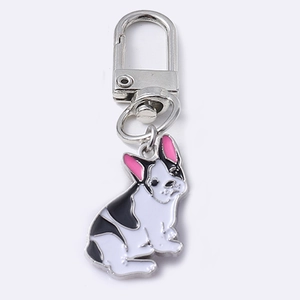 Detailansicht der schwarz-weißen Französischen Bulldogge Schlüsselanhänger mit Karabiner