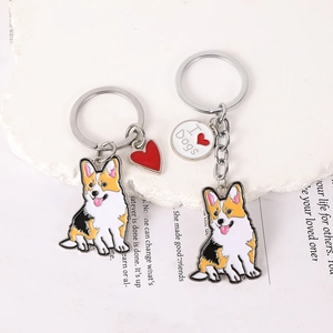 Détail de porte-clés Corgi en émail avec breloques coeur et message I Heart Dogs