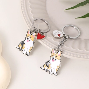Vue détaillée du porte-clés Corgi en émail avec cœur rouge et pendentif I Love Dogs