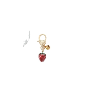 Portachiavi a fragola 3D con campanellino dorato e chiusura a cuore su bianco
