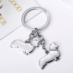 Détail d'un porte-clés en alliage argenté avec deux breloques Corgi et strass brillants