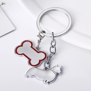 Détail d'un porte-clés os argenté et chien Corgi orné d'un collier en strass brillants