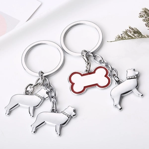 Détail du porte-clés os pour chien avec émail rouge et breloque pour animaux à strass brillants