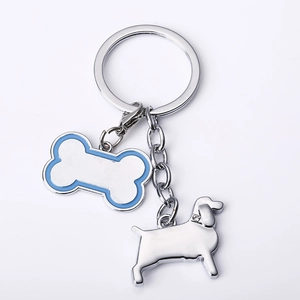 Détail du porte-clés os de chien en métal avec émail bleu et breloque teckel argentée