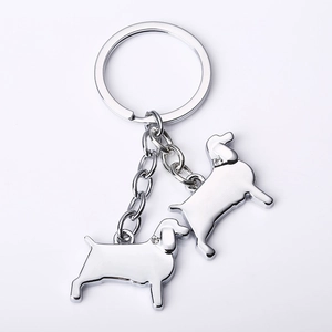 Porte-clés chien en métal poli avec deux pendentifs teckel et petits yeux en strass brillant