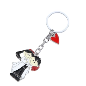 Porte-clés mariage couple de mariés dessin animé avec pendentif coeur rouge sur fond blanc