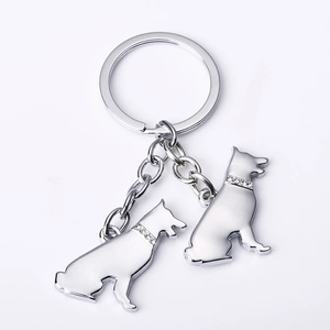 Porte-clés chien argenté avec deux silhouettes de berger allemand et colliers strass