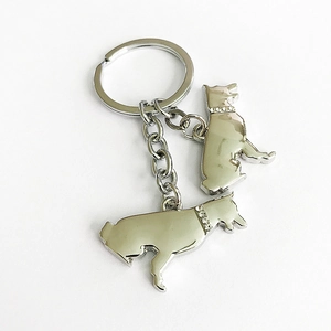 Détail des pendentifs chien de berger argentés avec de petits strass étincelants