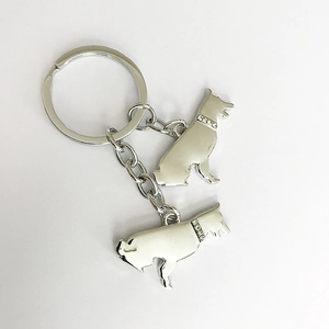 Porte-clés berger allemand en métal argenté poli avec détails en cristal brillant