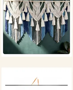 Détail macro d'une suspension murale bohème tissée avec motifs de nœuds et dégradé bleu