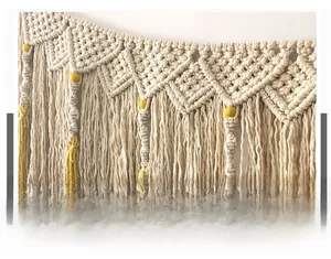 Detail eines handgefertigten Makramee-Wandteppichs mit Baumwollgewebe und Holzperlen