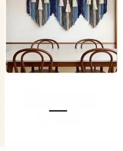 Gros plan d'une tapisserie bohème tissée en coton avec franges dégradées bleues et design