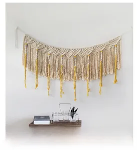 Boho Makramee Wandbehang mit cremeweißem Geflecht und gelben Quasten für die Deko