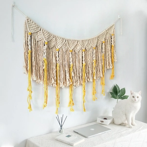 Handgefertigter Makramee-Wandteppich mit gelben Perlen für Boho-Heimdekoration