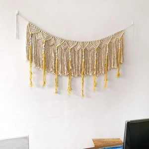 Handgefertigter Wandbehang im Boho-Stil mit gelben Quasten und Perlen als Deko