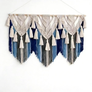 Suspension murale en macramé bohème avec tissage géométrique et glands en coton bleu