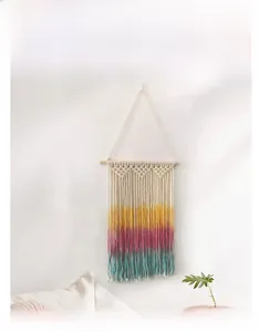 Détail de la tenture murale macramé avec dégradé quatre couleurs et tissage de coton