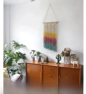 Détail de la tenture murale en macramé tissé avec franges en coton dégradé tricolore
