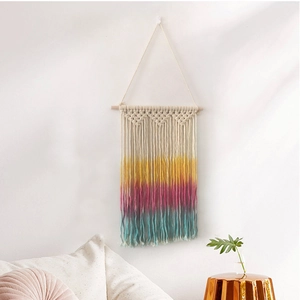 Tenture murale macramé bohème colorée avec franges dégradées pour décor de salon