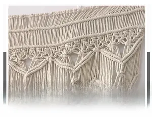 Gros plan sur une tenture murale macramé bohème avec tissage en coton et franges